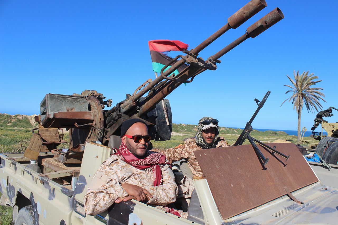 Een wagen met militiestrijders, vermoedelijk uit Misrata, voegt zich bij andere groepen in Tripoli die de stad willen verdedigen.