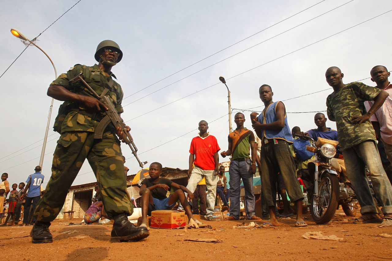 Een Congolese soldaat patrouilleert in Bangui.