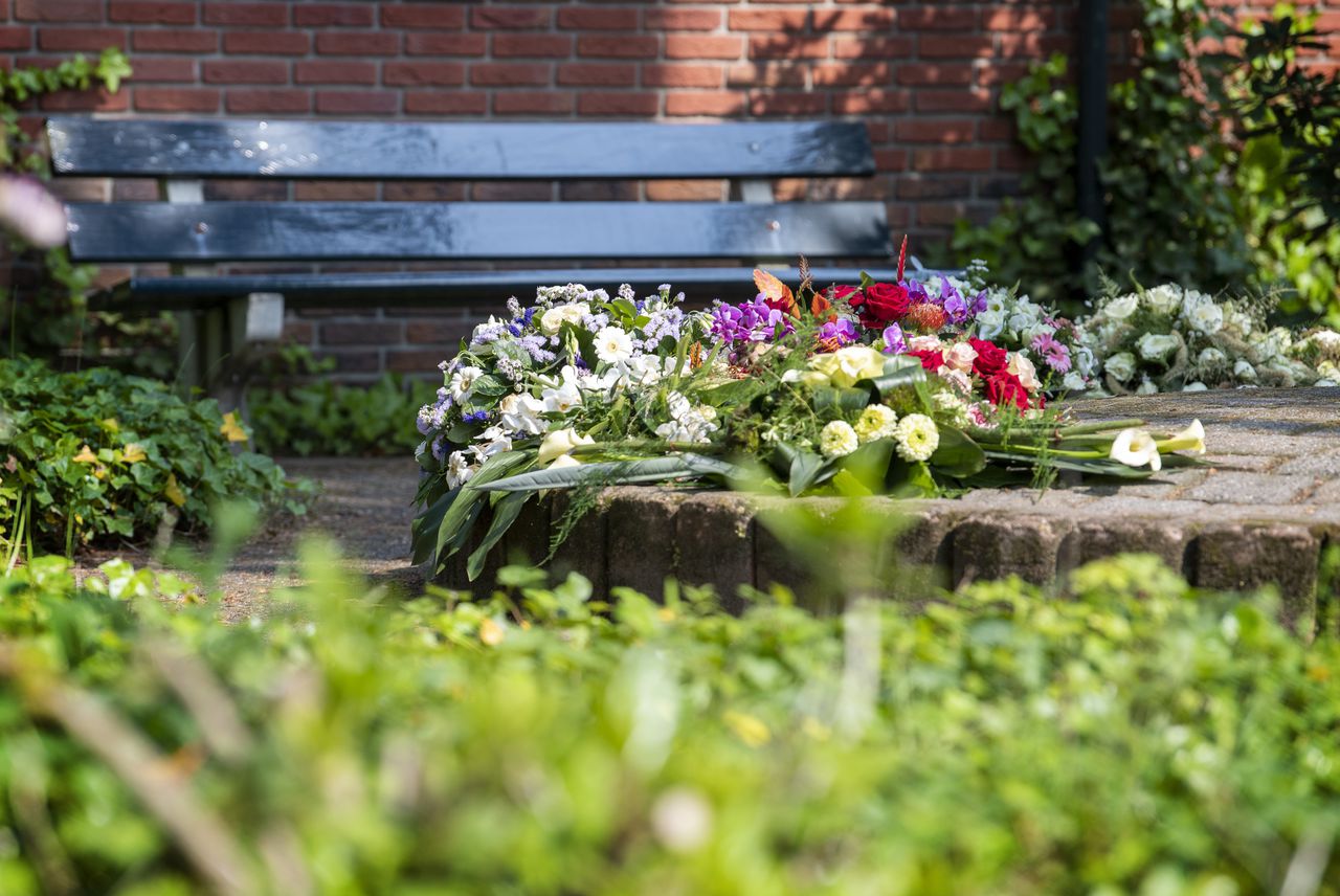 Bloemen op de begraafplaats van een uitvaartcentrum, niet in Bodegraven.