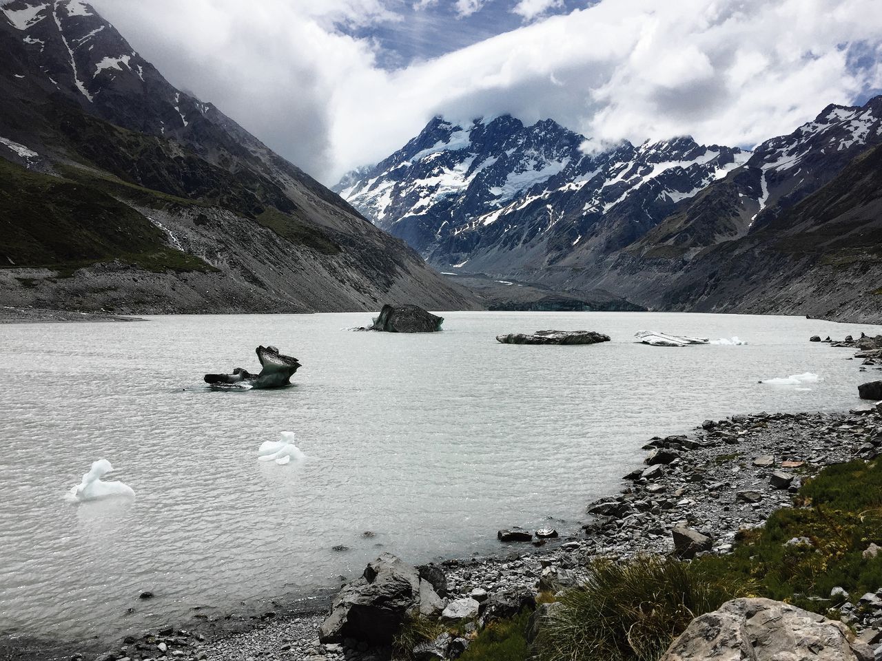 Hooker Lake in Nieuw-Zeeland, een smeltmeer dat is achtergebleven na het terugtrekken van een gletsjer.