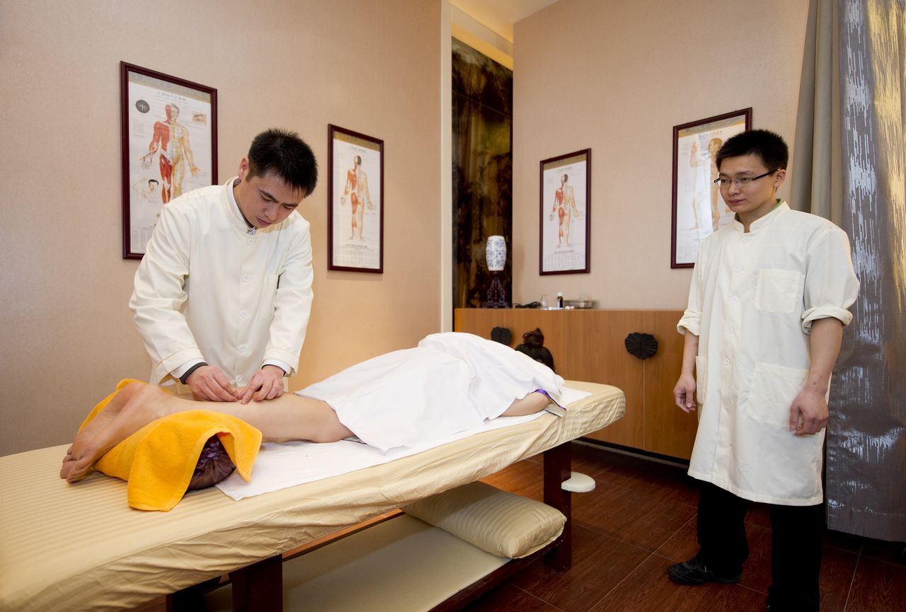 Een acupunctuurbehandeling in het Chinese gezondheidscentrum in Den Haag.