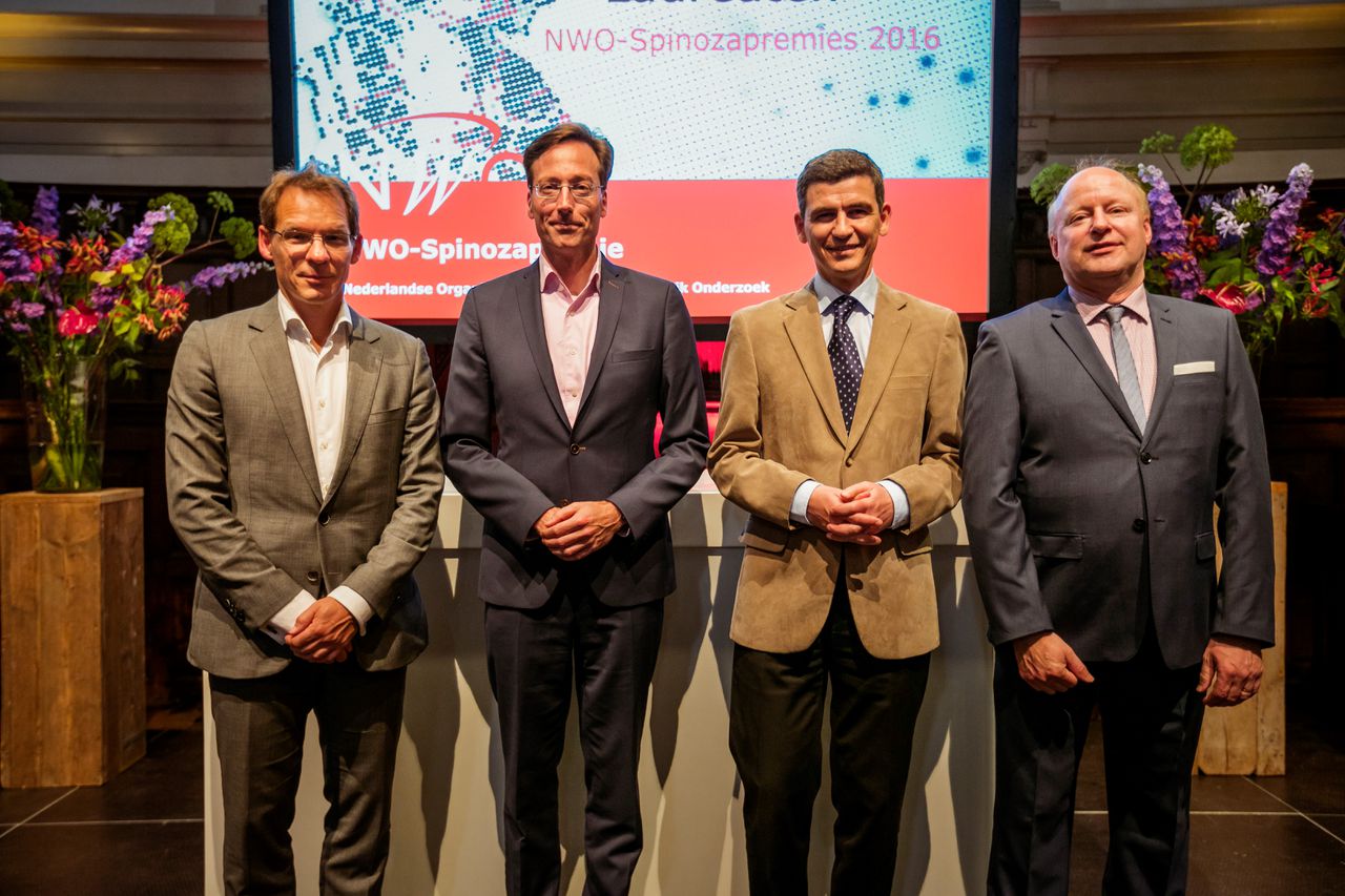De vier gelauwerde winnaars van de Spinozapremie 2016: Fysisch organisch chemicus Wilhelm Huck, filosoof Lodi Nauta, immunoloog Mihai Netea en quantum-fysicus Bart van Wees
