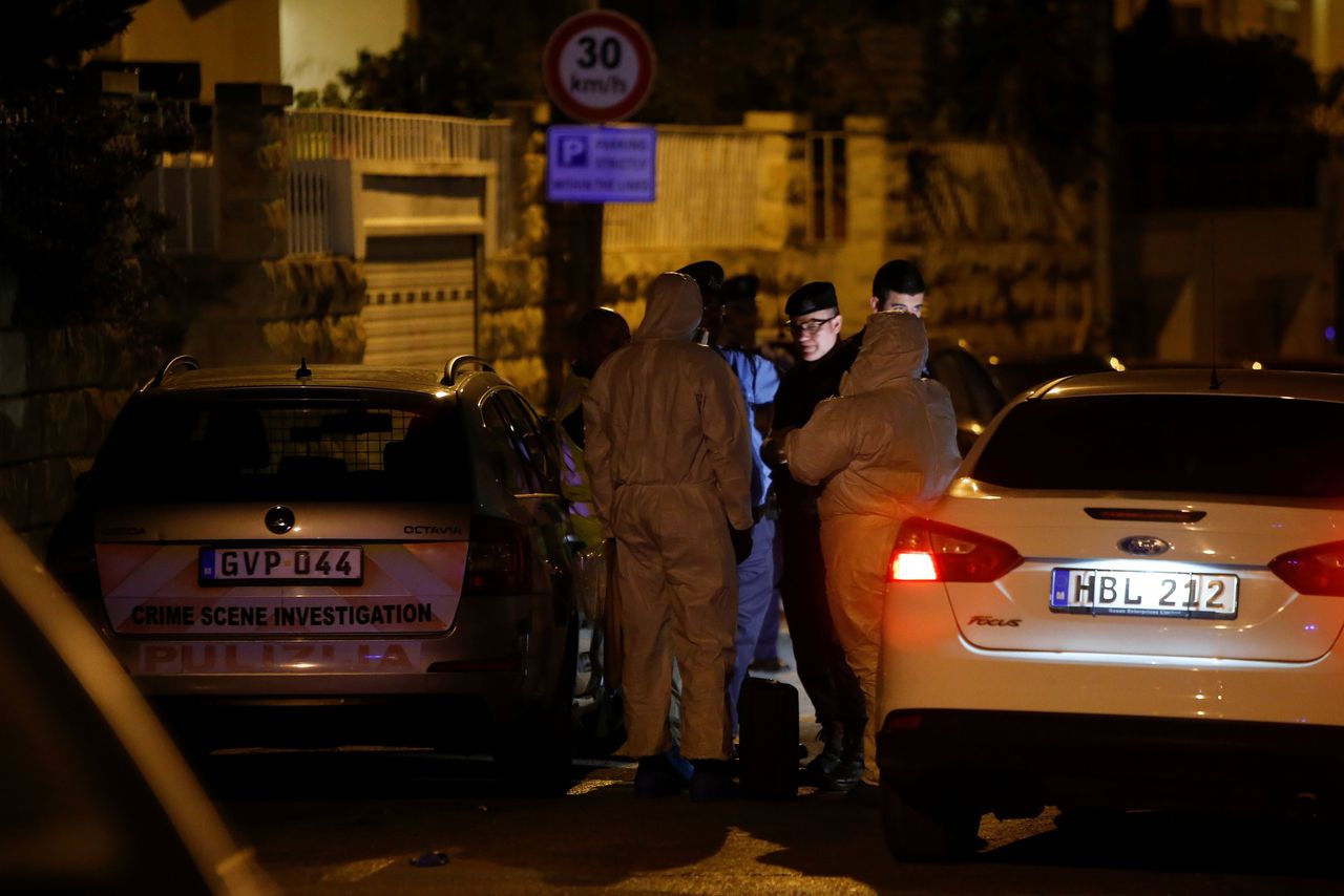 Politiemensen bij de woning van kroongetuige Melvin Theuma in Swieqi, Malta.