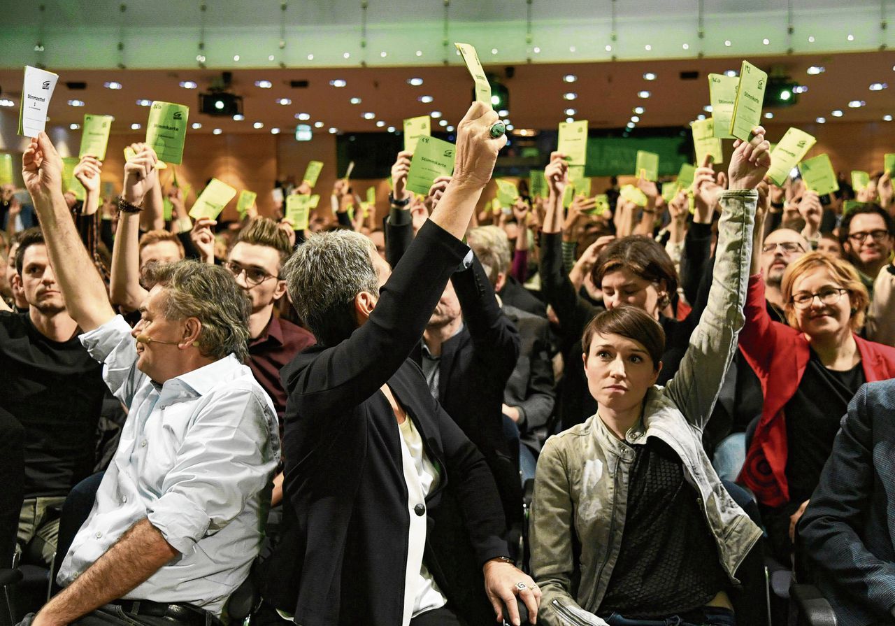 De leider van de Oostenrijkse Groenen Werner Kogler (links) tijdens een partijcongres in Salzburg op 4 januari. De partij besloot ondanks onvrede samen te werken met de conservatieve ÖVP.