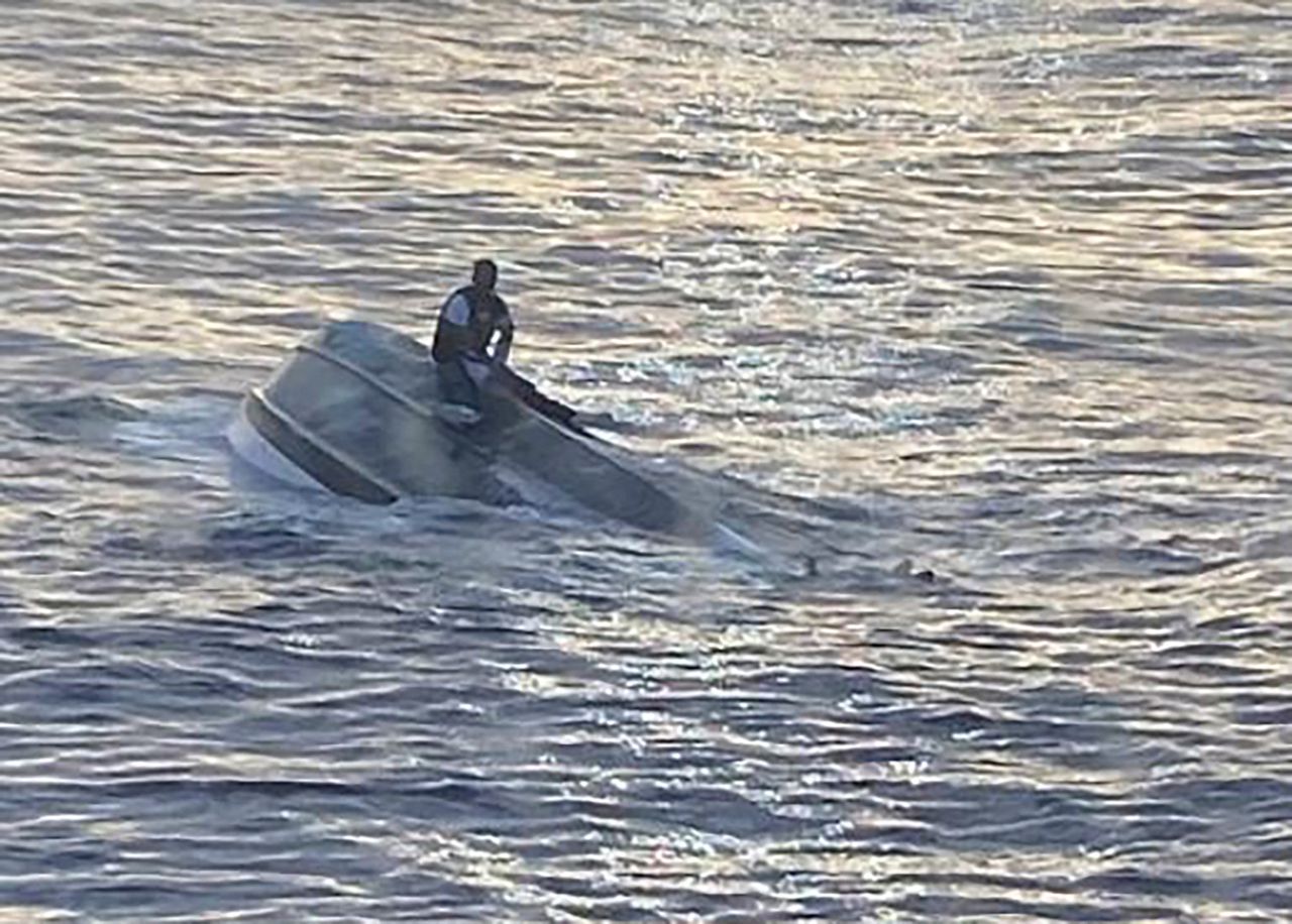 Een man werd gevonden op een omgeslagen boot, tientallen kilometers voor de kust van Florida.