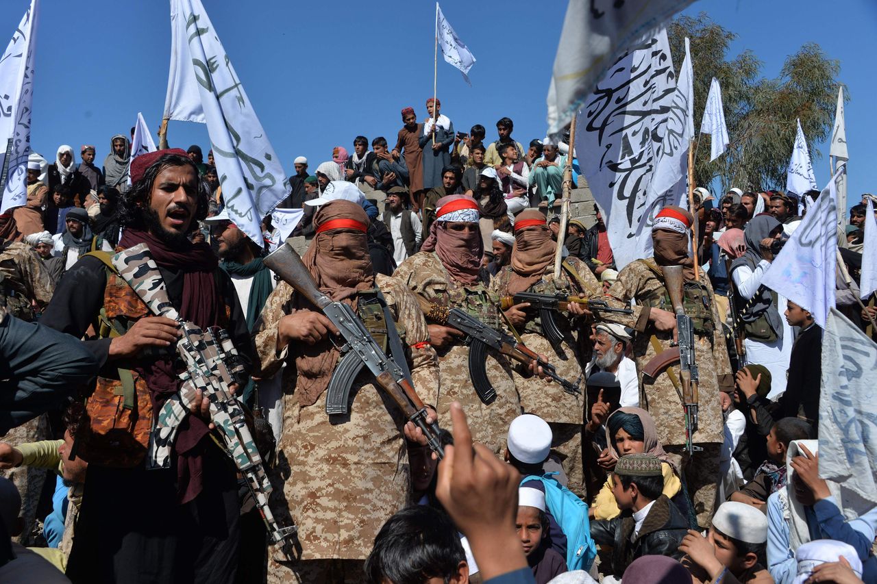 Afghaans Talibanstrijders vieren het akkoord met de VS.