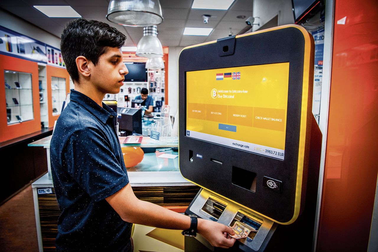 Een bitcoinautomaat maakt het makkelijk om contant geld te ruilen voor cryptovaluta en omgekeerd.