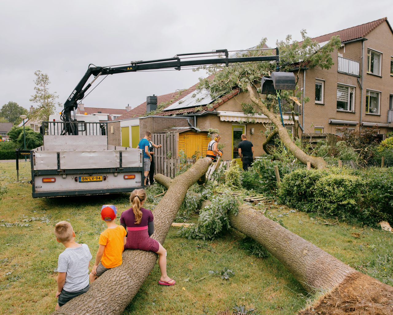 In Leersum knakten de bomen als luciferhoutjes om. Wat was dit, een tornado? 