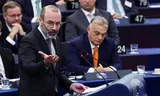 Manfred Weber, de voorman van de Europese christendemocraten, hier tijdens een debat met de Hongaarse premier Orbán, wil een rechtsere koers varen. 