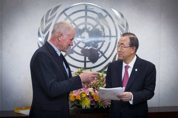 Ake Sellström (links), hoofd van de missie in Syrië, overhandigt het rapport aan VN-secretaris-generaal Ban ki-Moon