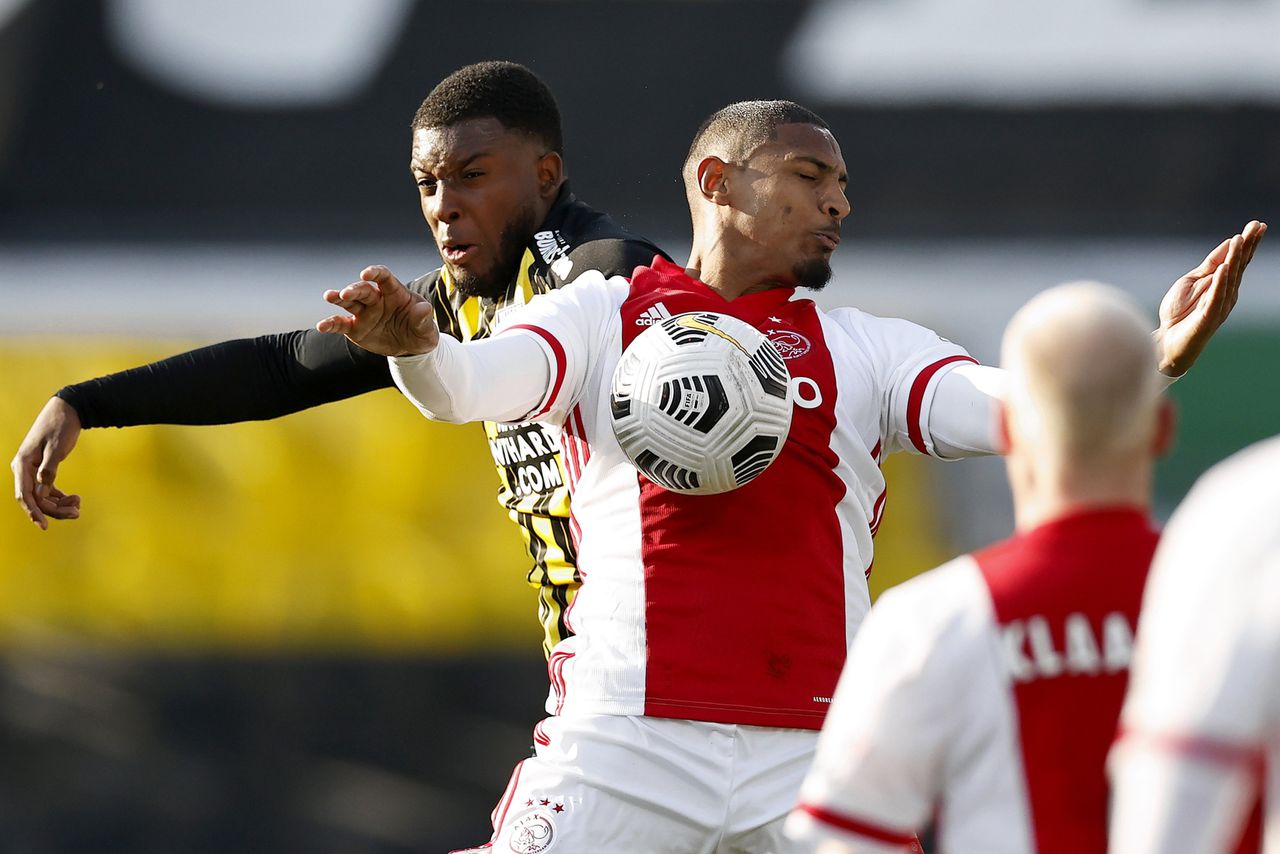 Riechedly Bazoer van Vitesse en Sebastien Haller van Ajax tijdens de Toto KNVB-bekerfinale.