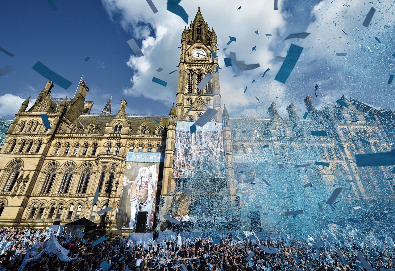 Manchester City-fans vieren het behalen van de landstitel.