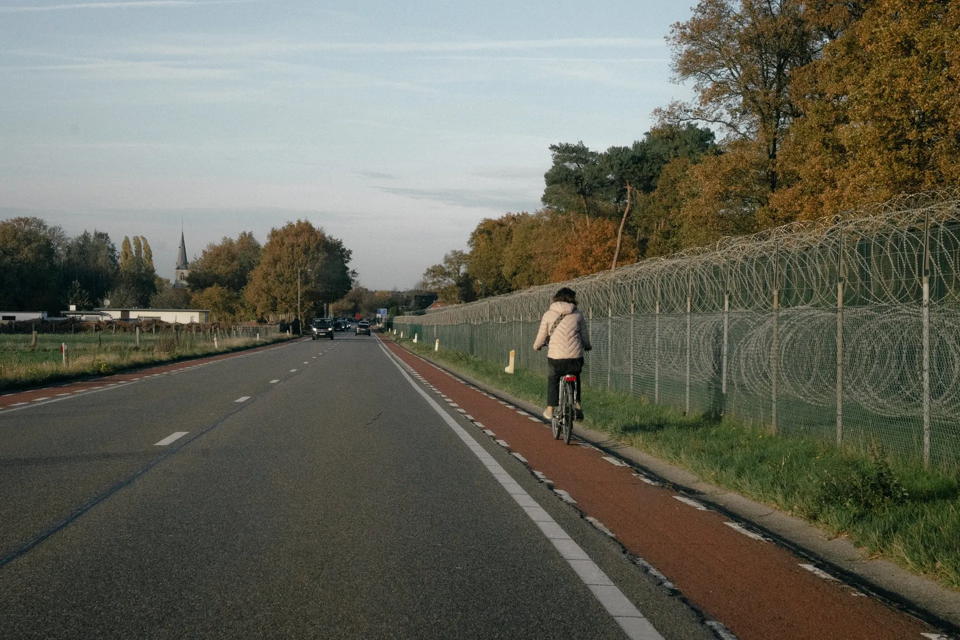 Un ciclista passa davanti alla base militare di Kleine-Brogel.