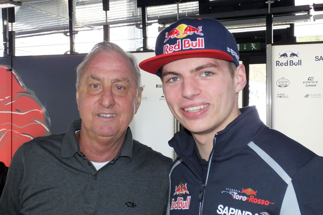 Johan Cruijff ontmoette vandaag Max Verstappen op het circuit van Barcelona.