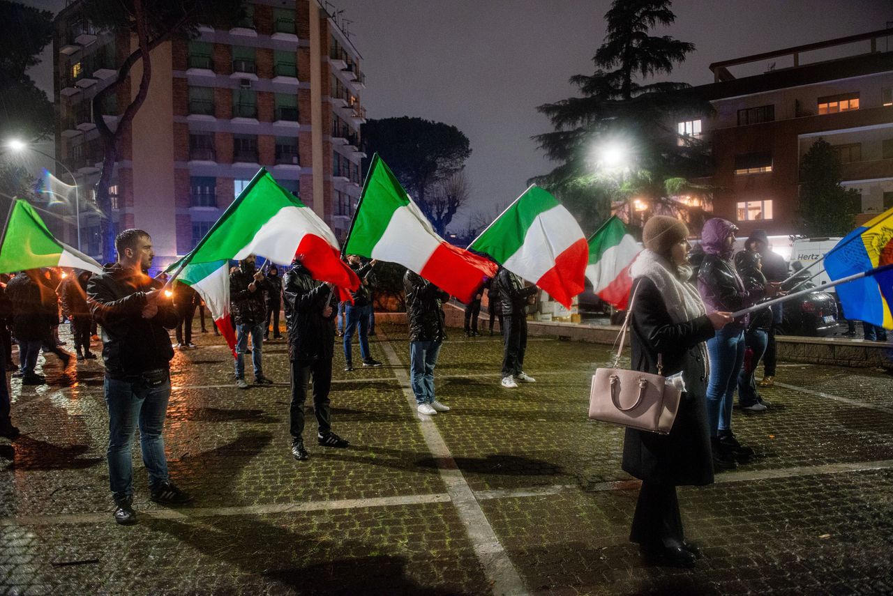 ‘Hoor jij bij ons of niet?’ Neofascisten slaan Italiaanse reporter in elkaar 