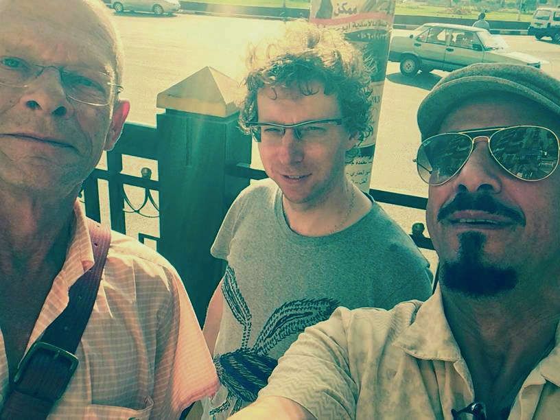 Rijnders, Grunberg en Saad el-Hamus in Egypte: van boven naar beneden op het Tahrirplein in Kairo, in een piramide, en in café PP Pasolini in Kairo