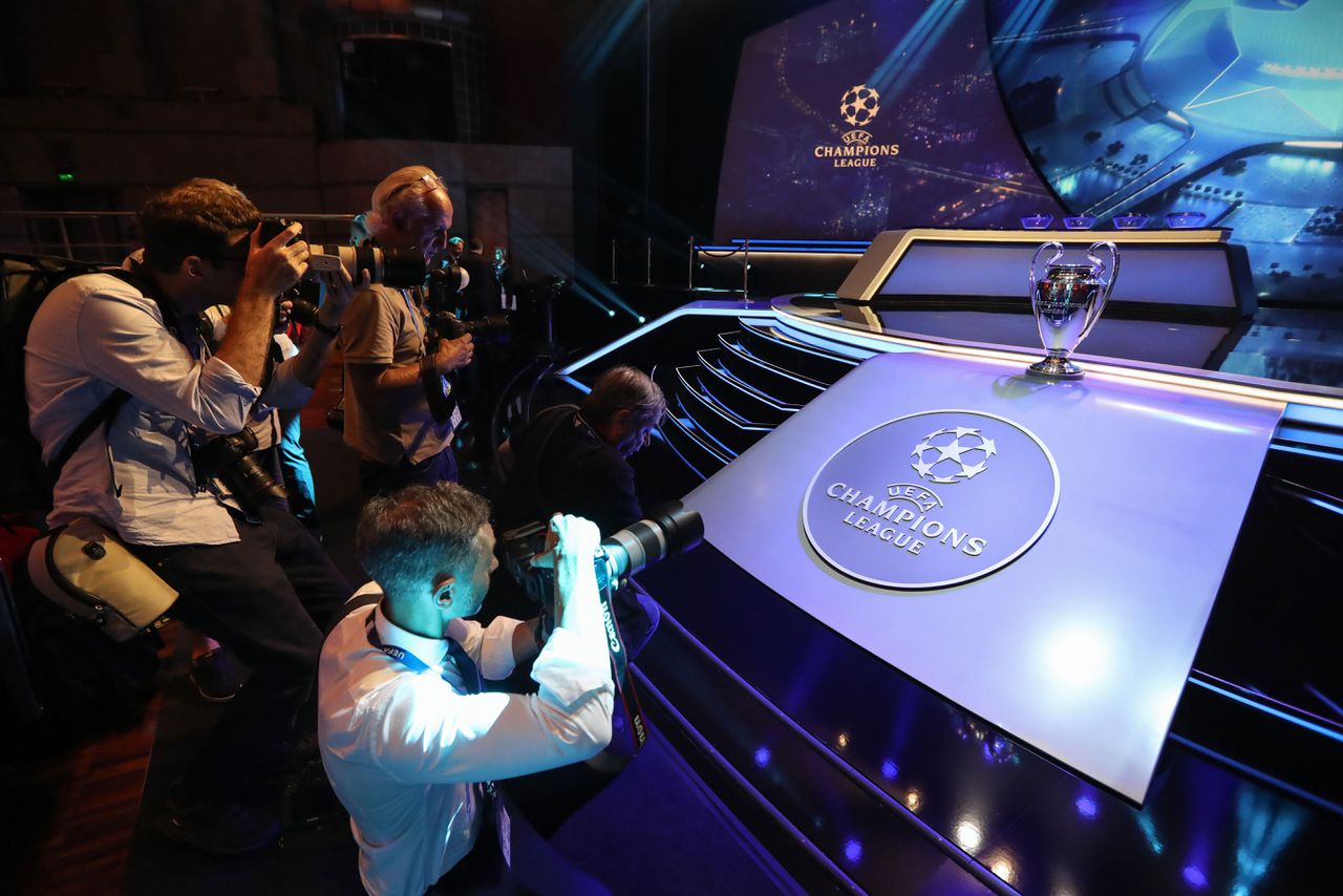 Fotografen bij de Champions League-bokaal voorafgaand aan de loting voor de groepsfase van de Champions League.