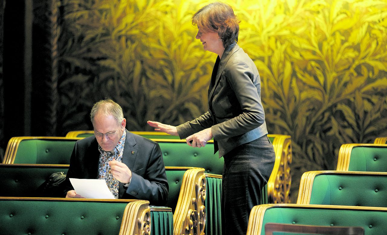 PvdA-senator Adri Duivesteijn en Marijke Vos van GroenLinks.