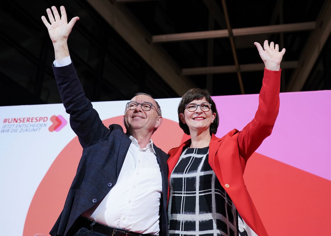 Met keus voor linkser leidersduo zet SPD Duitse coalitie onder druk 