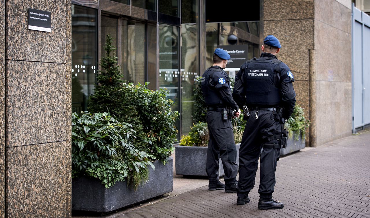 Bij de ingang van de Tweede Kamer staan sinds deze maand marechaussees in plaats van politieagenten. De Koninklijke Marechaussee neemt beveiligingstaken over van de politie. De politieagenten kunnen zich daardoor meer richten op hun gewone taken. De bewaking van gebouwen vanwege terreurdreiging, waaronder ook Joodse instellingen, vergde veel politie-inzet.