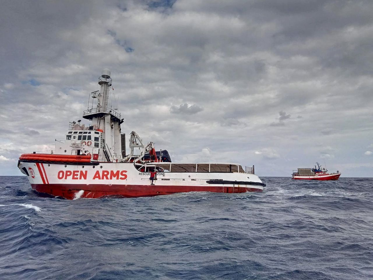 Een boot van de Spaanse ngo Open Arms vaart voor de kust van Tunesië (archiefbeeld).