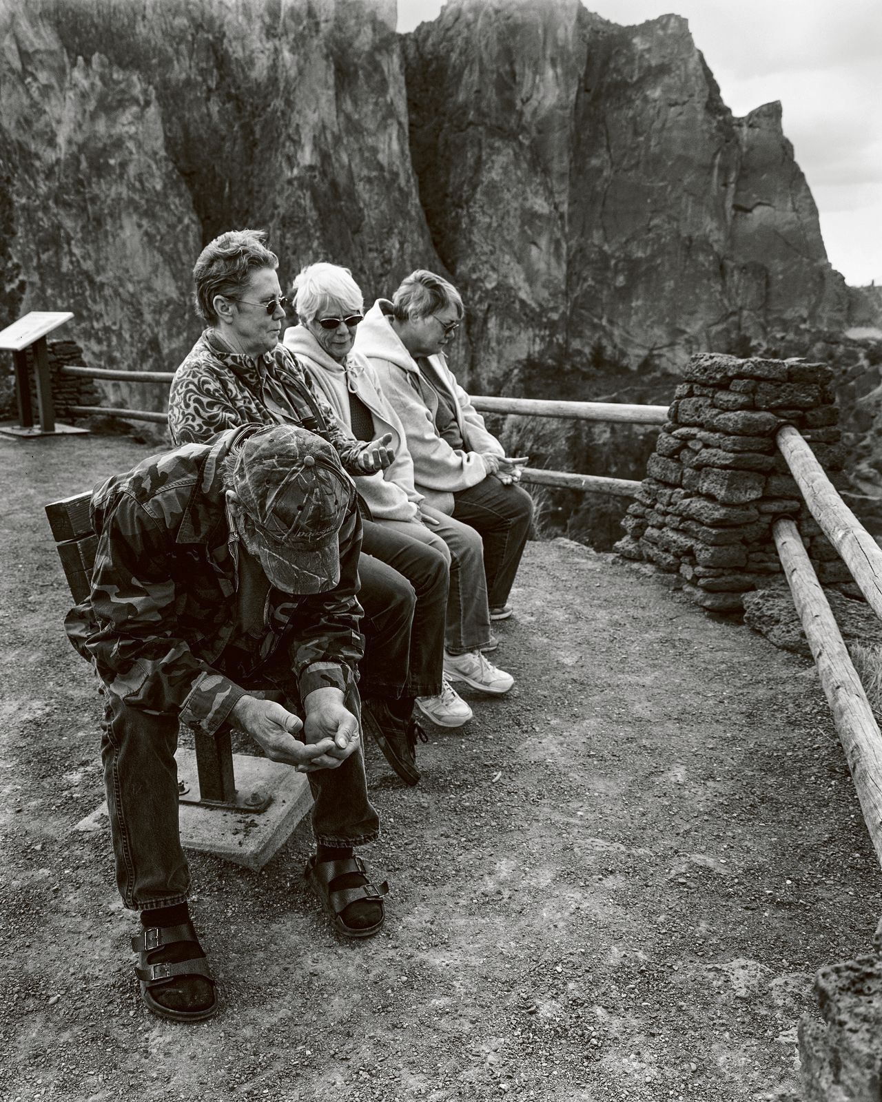 Foto uit de serie Removed van de Amerikaanse fotograaf Eric Pickersgill. Voor deze serie liet hij mensen met een smartphone of een tablet poseren, waarna hij het apparaat uit hun handen haalde.