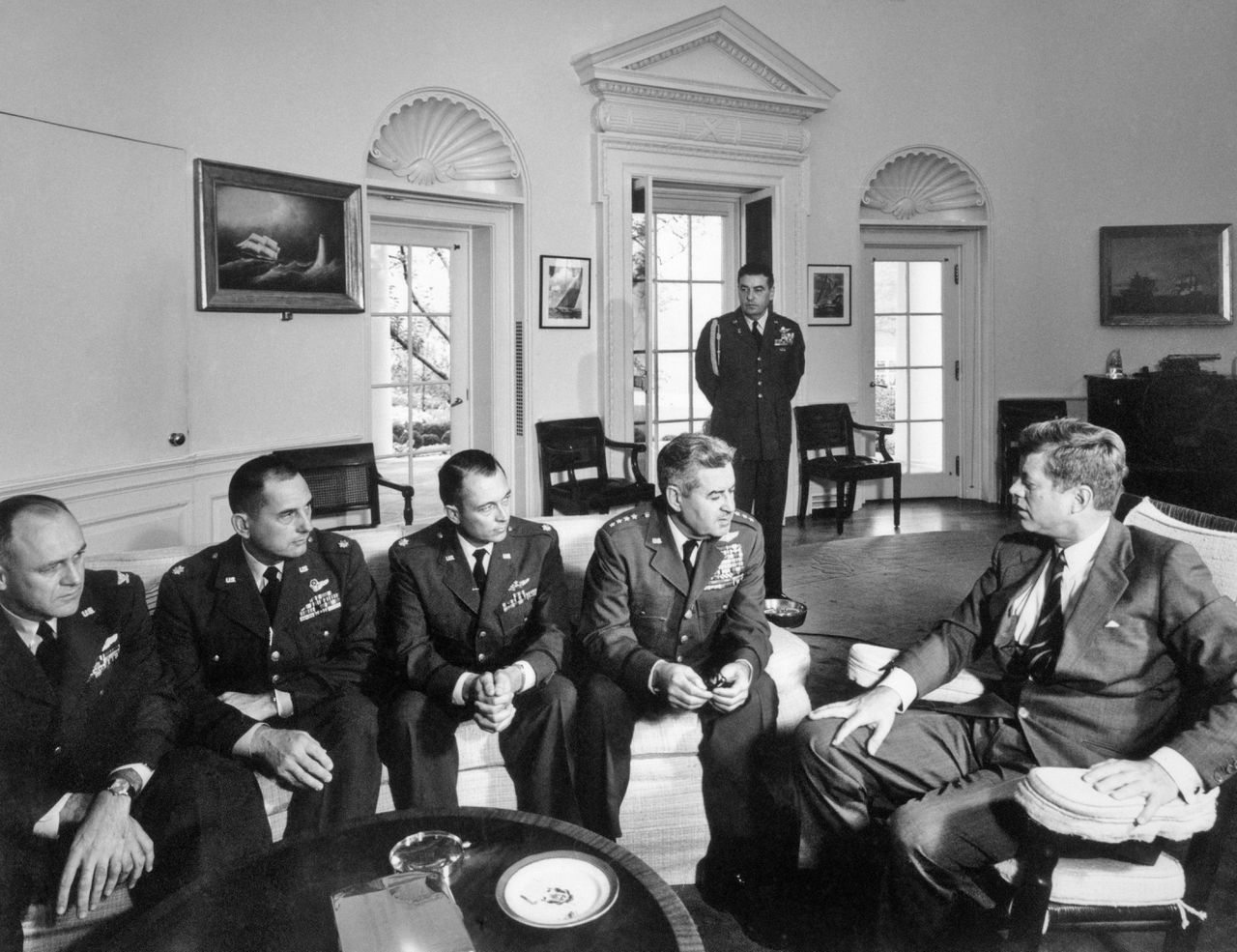 President John Kennedy vergadert met chef-staf van de Amerikaanse luchtmacht Curtis Lemay (met vier sterren) en medewerkers over de Cuba-crisis, in oktober 1962.
