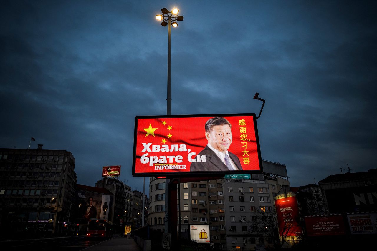 Nadat de Chinese overheid medische hulp bood aan Servië tijdens de pandemie, plaatste een Servische tabloid een groot reclamebord met een foto van de Chinese president Xi Jinping en de tekst: „Dank u, broeder Xi!”.