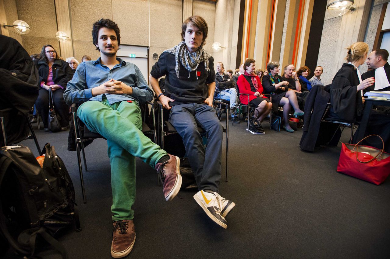 Studenten verzamelen in de rechtszaal voor het kort geding dat de Universiteit van Amsterdam heeft aangespannen, nadat actievoerders het Bungehuis dagenlang bezet hielden.