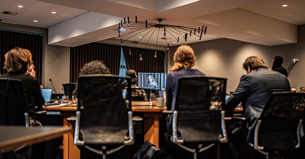 De vraag of de ombudsman van Amsterdam zijn werk nog onafhankelijk kan doen, blijft ook na vergadering onbeantwoord