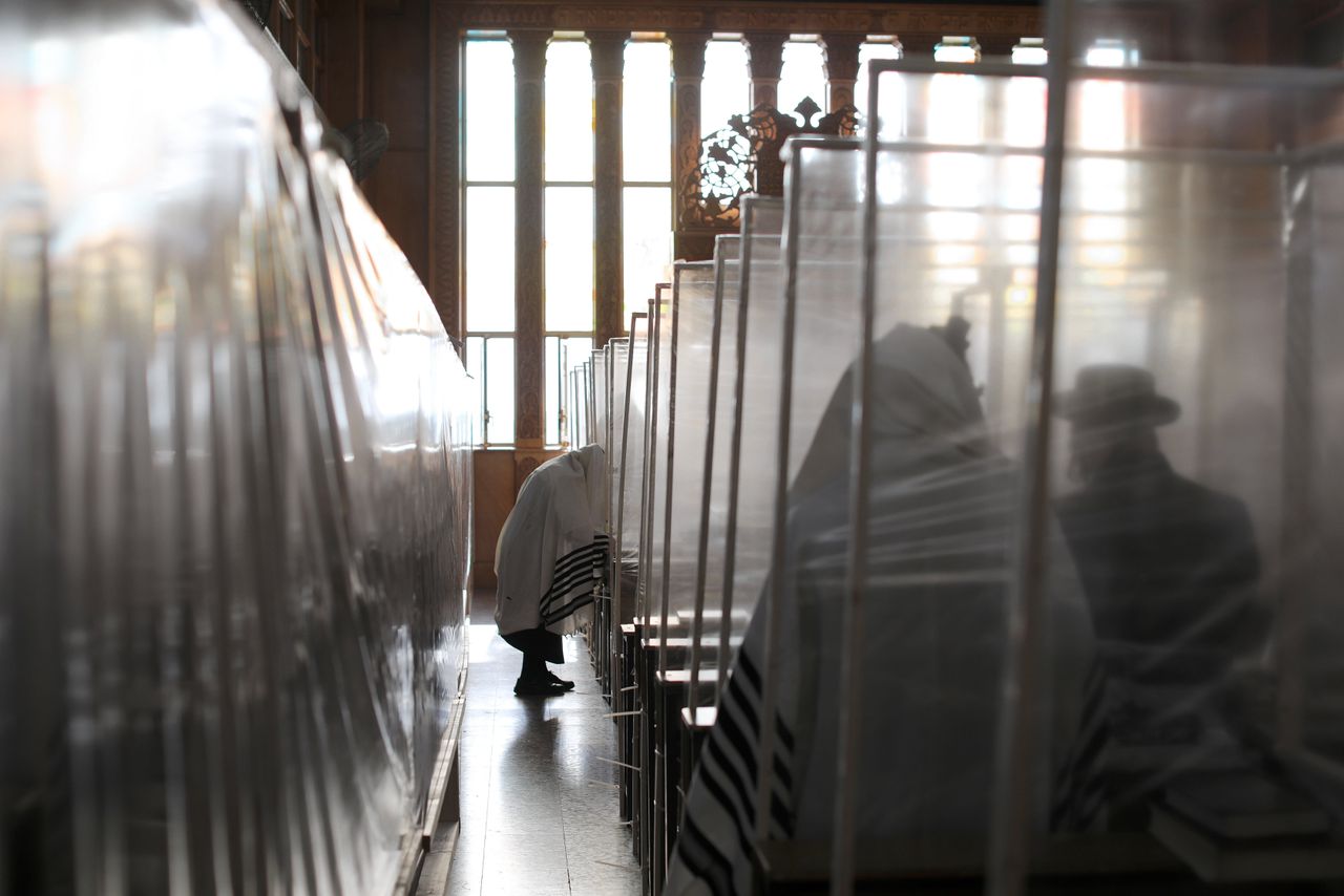 Ultra-orthodoxe joden wonen het morgengebed bij in een synagoge in Jeruzalem eerder deze week.