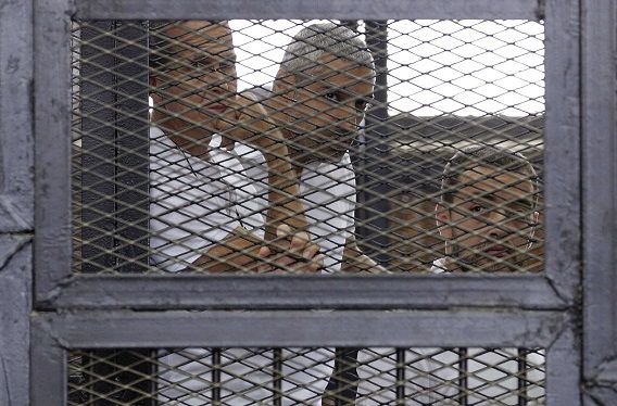 Peter Greste, Mohammed Fahmy en Baher Mohammed, drie journalisten van Al-Jazeera, in de rechtbank in Kairo begin juni.