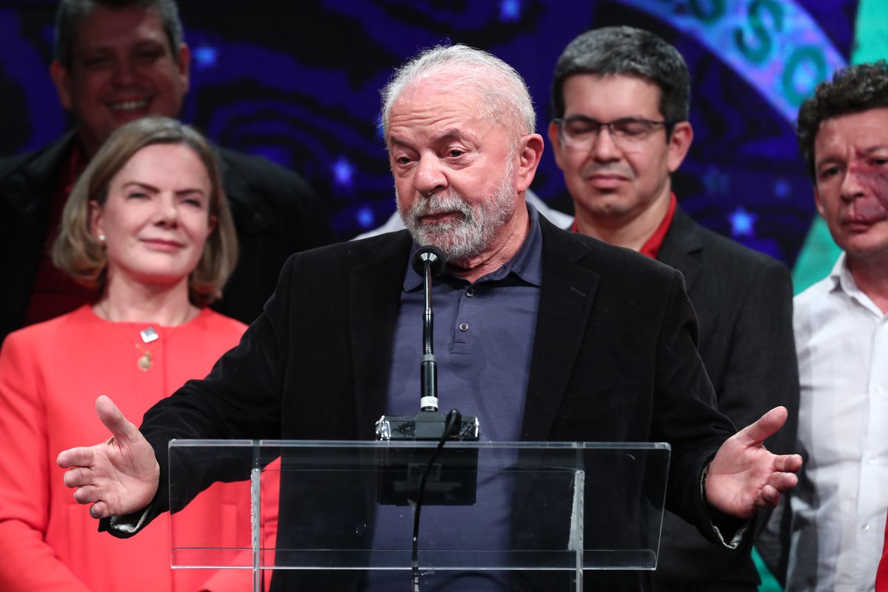 Presidentskandidaat Lula da Silva houdt een toespraak voor zijn aanhang nadat bekend werd dat er een tweede ronde nodig is.