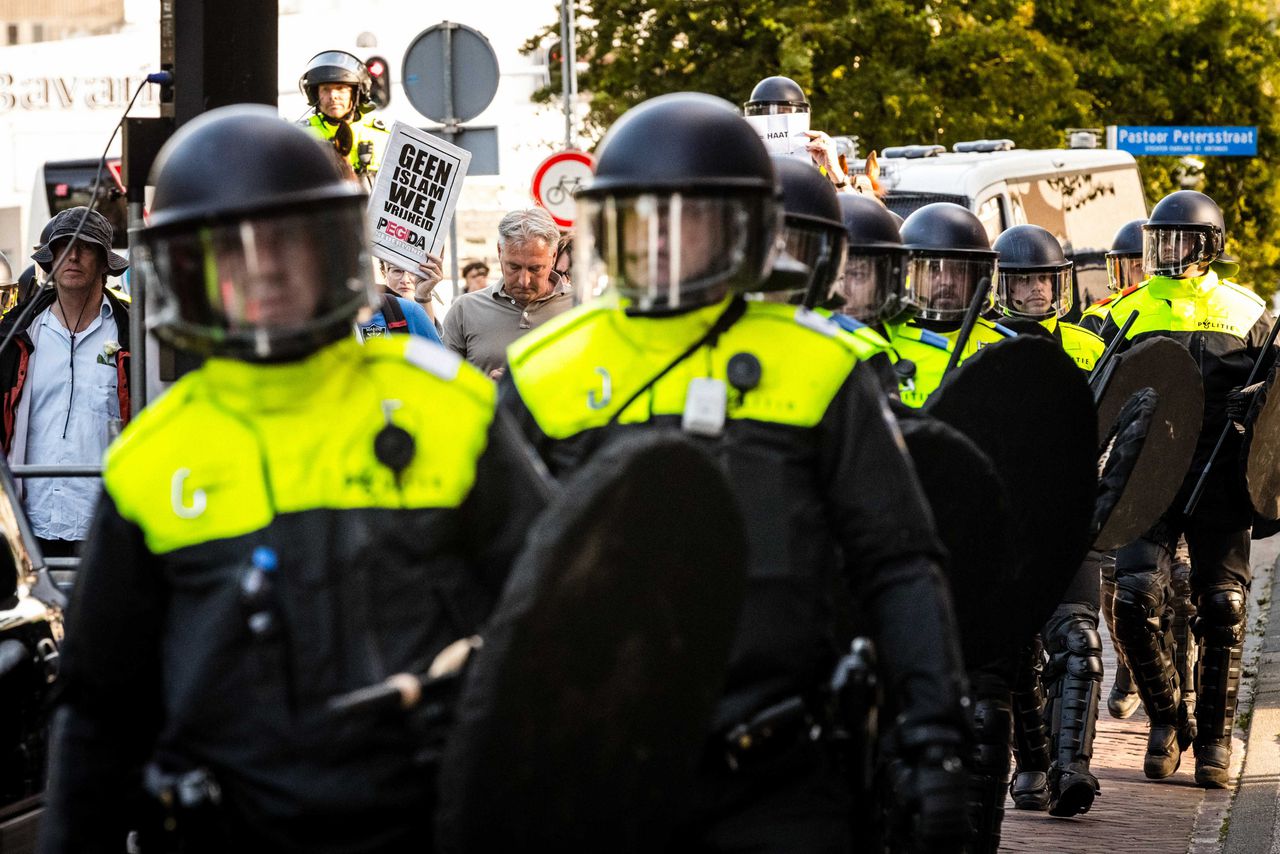 Tijdens een Pegida-demonstratie in Eindhoven moest de mobiele eenheid charges uitvoeren toen onlusten ontstonden met tegendemonstranten.