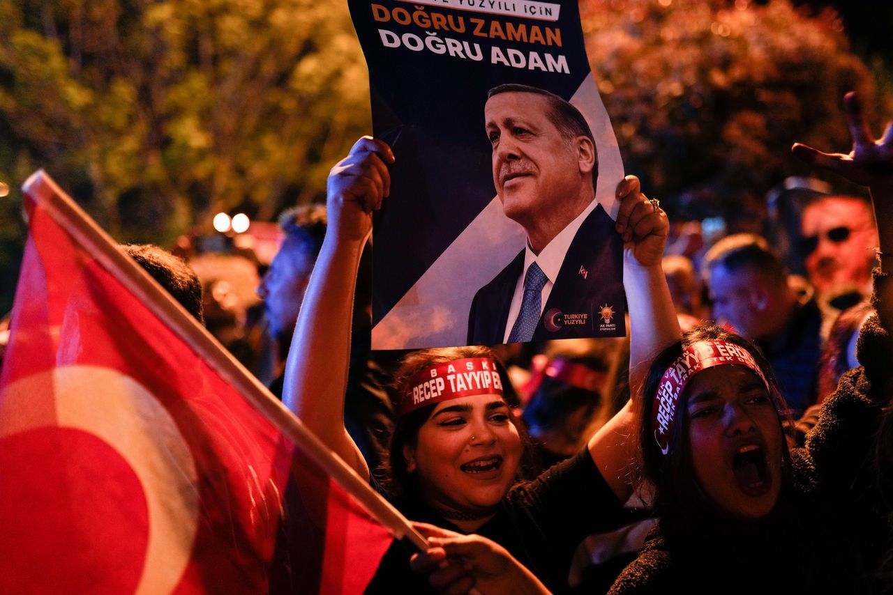 Turkse kiezers straffen Erdogan niet af, zoals de oppositie verwachtte: ‘De inflatie? dat is niet zijn schuld’ 