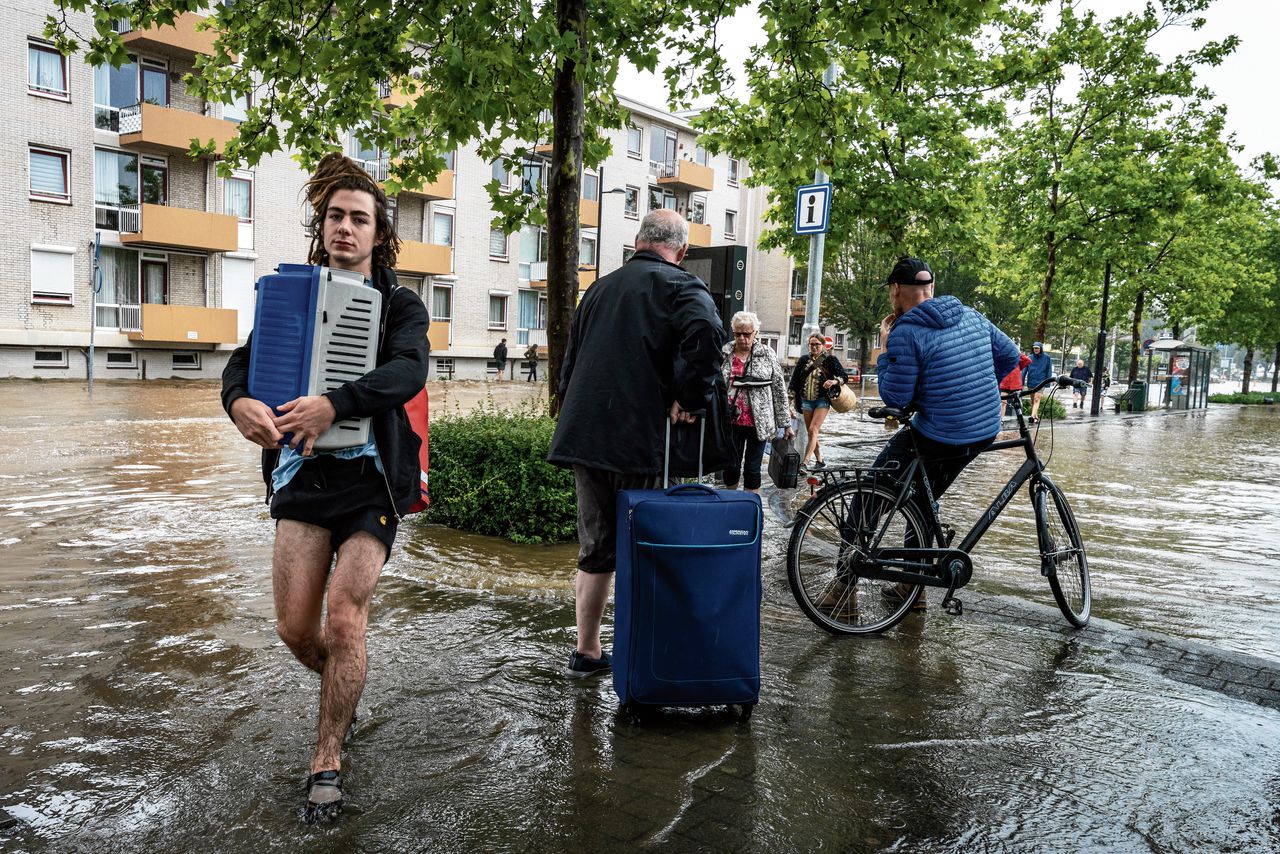 Wateroverlast in Valkenburg, door zware regenval en het buiten haar oevers treden van de rivier de Geul.