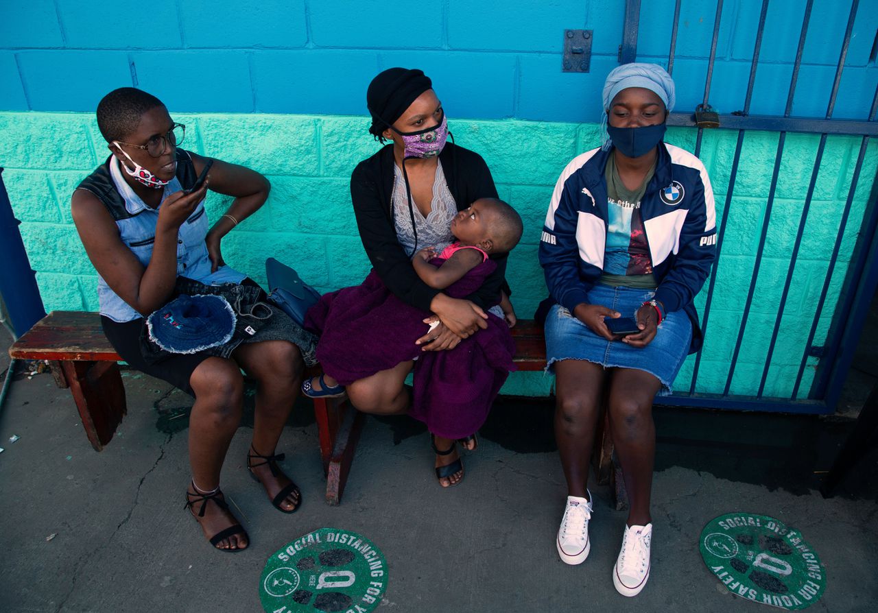 Een groepje vrouwen in Zuid-Afrika wacht op een coronatest.