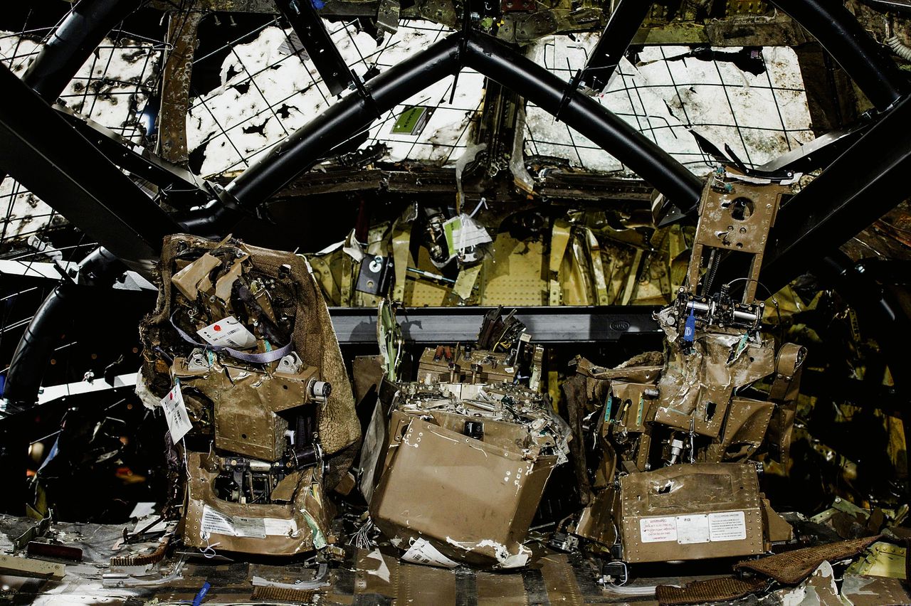 Blik in de cockpit van het gereconstrueerde toestel van vlucht MH17. Niet alle zwarte dozen werden teruggevonden.