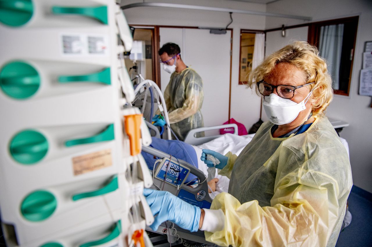 Verpleegkundigen behandelen een coronapatiënt in het Van Weel-Bethesda Ziekenhuis in Dirksland op Goeree-Overflakkee.
