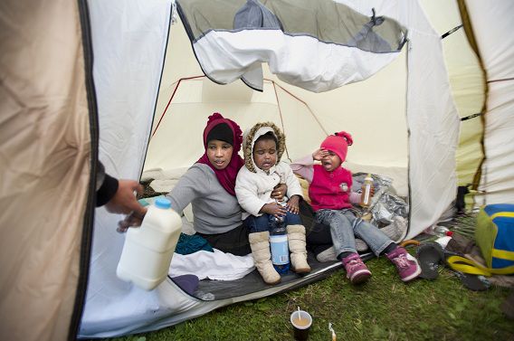 In het tentenkamp met uitgeprocedeerde asielzoekers wonen ook veel gezinnen met kinderen. Er is geen beschikking over sanitaire voorzieningen.