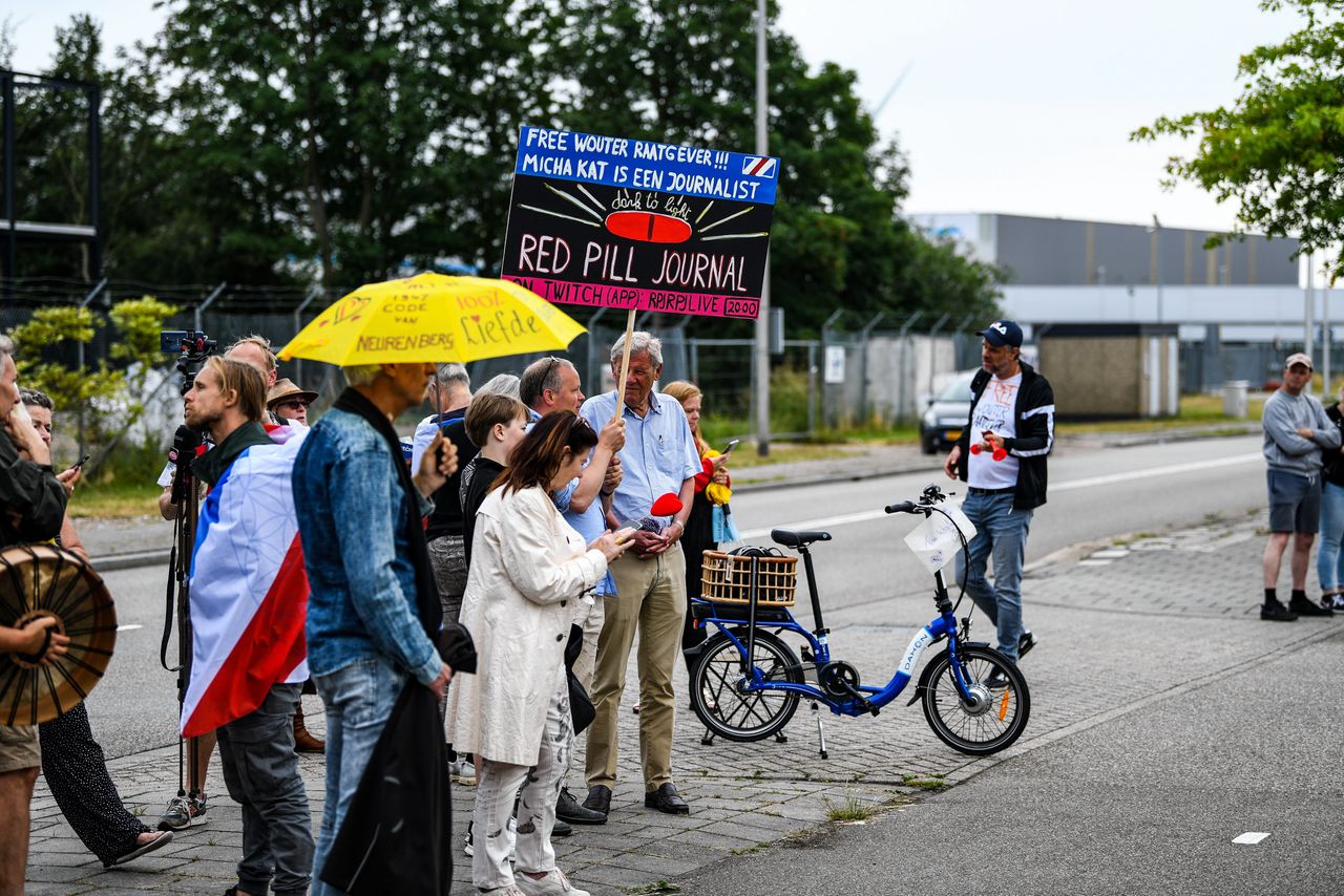 Demonstranten pleitten zaterdag voor de vrijlating van Wouter R. bij de gevangenis in Alphen aan den Rijn.