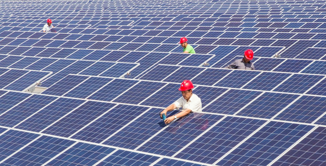 Chinese werknemers repareren zonnepanelen.