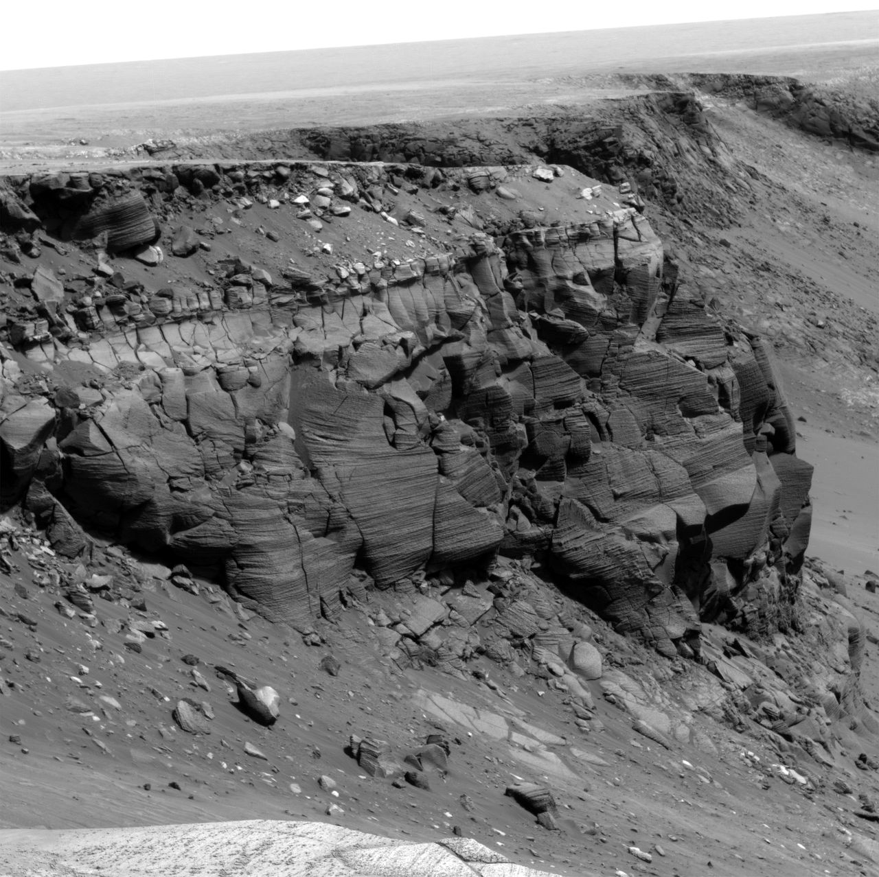 Cape St. Vincent, noordelijk van de Victoriakrater op Mars, 12 meter hoog, gefotografeerd door Opportunity op 7 mei 2007. De deel van de klif bestaat uit oude zandduinen. Foto NASA