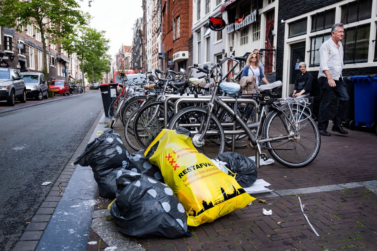 Afval in de straten van Amsterdam in de zomer van 2019.
