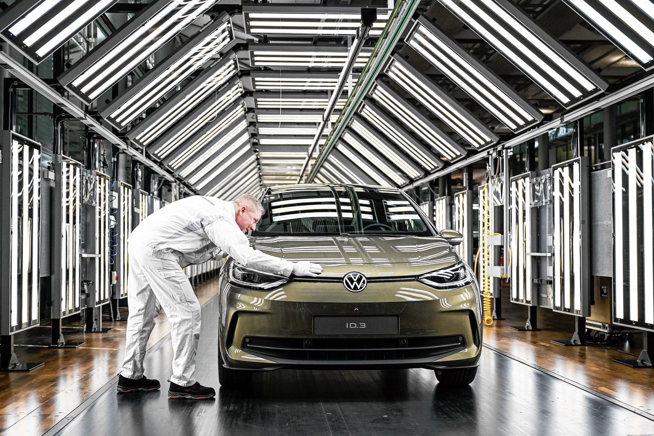 Medewerker van Volkswagen in Dresden, dat overweegt een fabriek te bouwen in de VS. De versoepeling van de Europese staatssteunregels moet een industriële exodus naar de VS voorkomen.