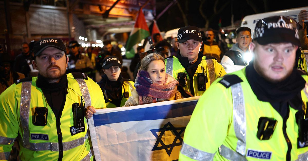 Het gaat steeds nét niet mis in Birmingham rond de wedstrijd van Aston Villa tegen het Israëlische Maccabi Tel Aviv