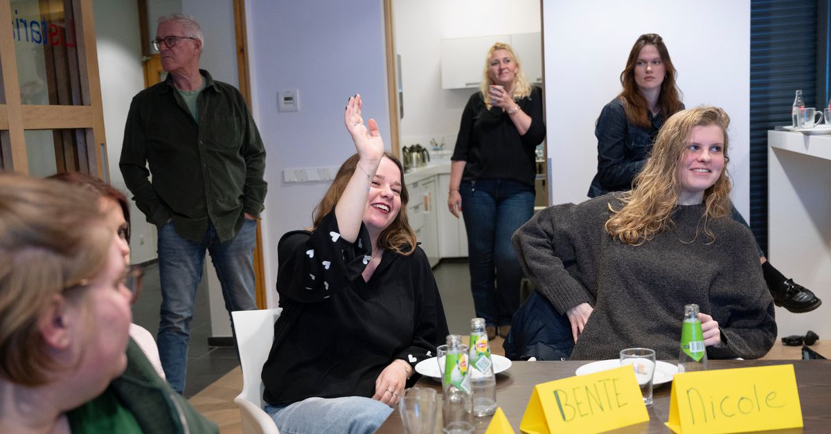 Jongeren bemannen stembureau in Lisse: ‘We willen allemaal op examenreis dit jaar dus het geld is we