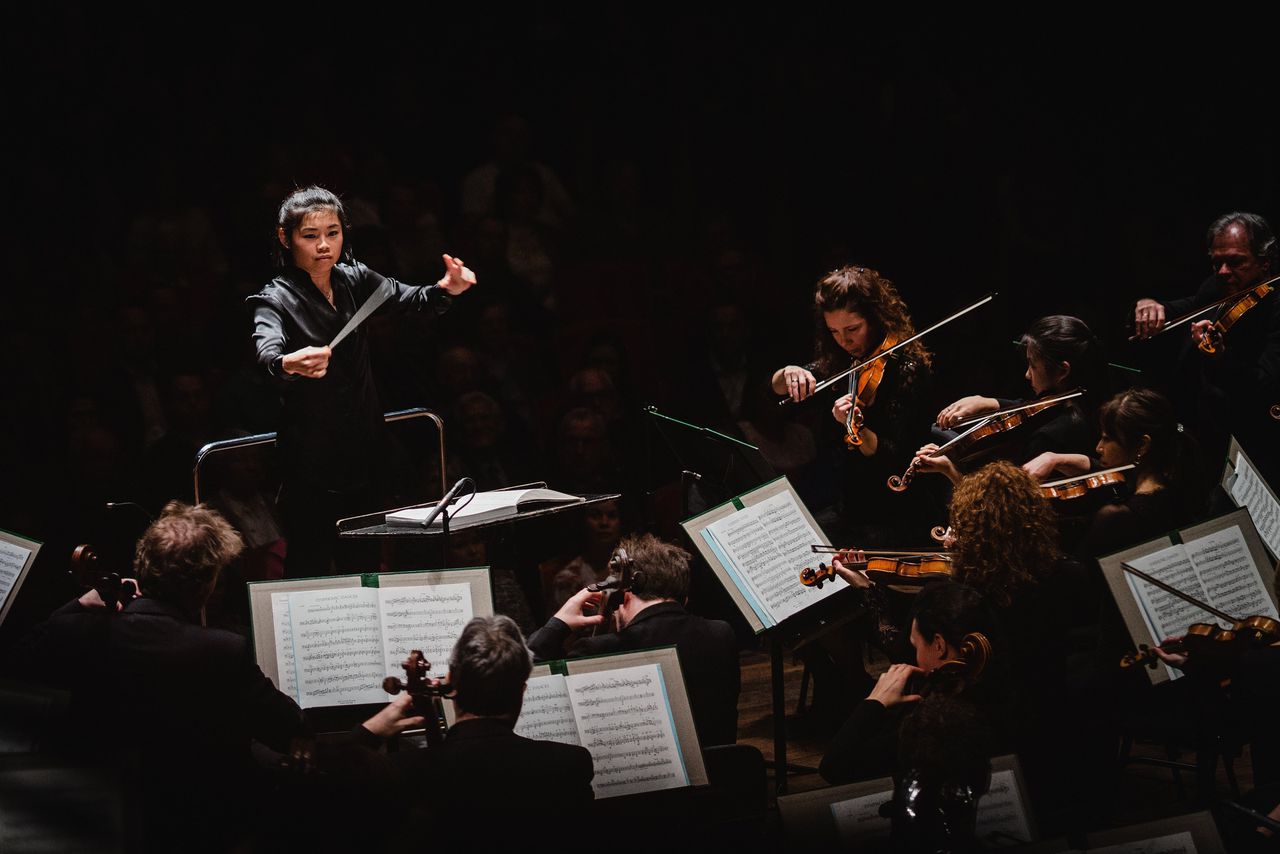 Chef-dirigent Elim Chan en het Antwerp Symphony Orchestra in 2019.