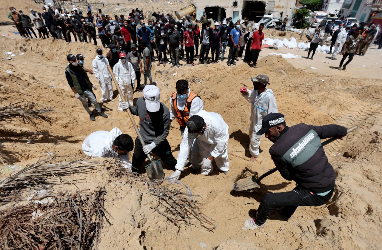 Massagraven gevonden bij ziekenhuis in Gaza 