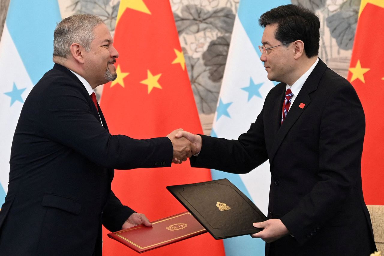De Hondurese en Chinese minister van Buitenlandse Zaken schudden elkaar de hand na het aangaan van diplomatieke betrekkingen tussen de landen.